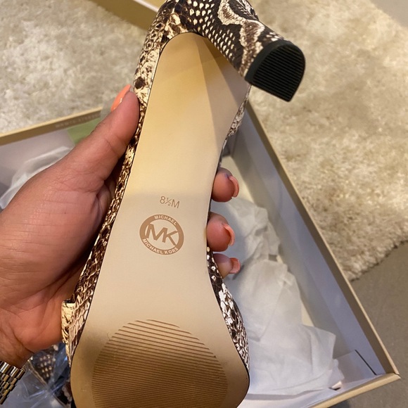 New Auth Michael Kors Embossed Leather heels - Picture 7 of 11
